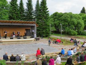 Orkesteri soittaa ulkolavalla