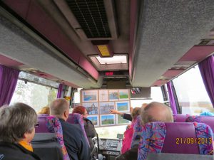 Ihmisiä linja-autoretkellä