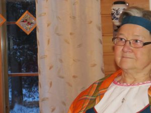 Nainen kansallispuvussa