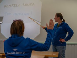 Elisa Tervonen ja Mirva Karjalainen koulumuseolla.