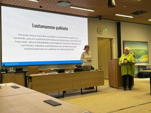 Kempele-Seuran puheenjohtaja ja luutamummopalkinnon saaja Kerttu Mömmö.